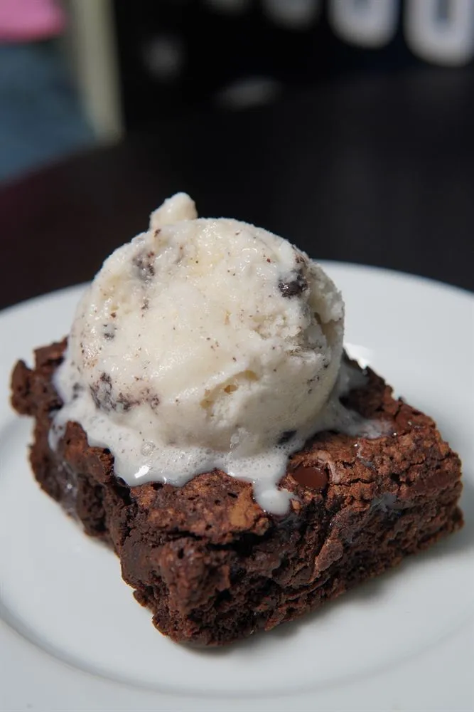 Brownie con una bola de helado encima