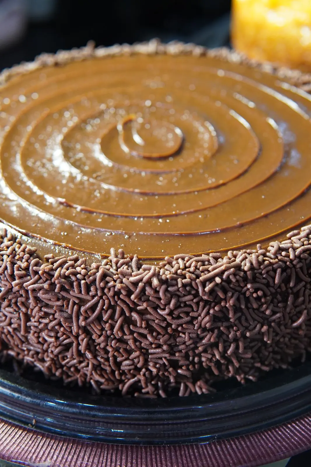 Torta de chocolate con cobertura en espiral y lluvia de chocolate