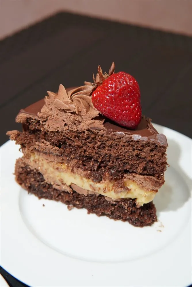 Porción de torta de chocolate con fresa